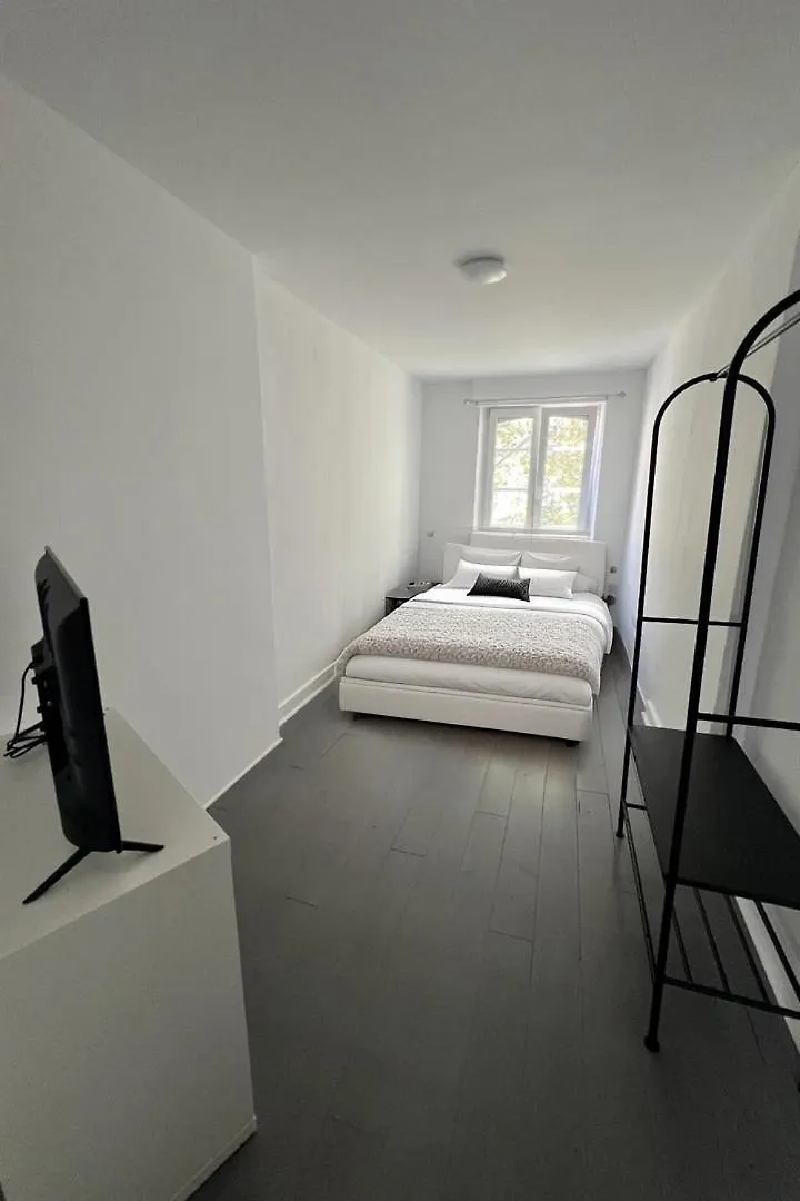 Rive Gauche F Centre - Gare - Aeroport Daire Charleroi 0*,